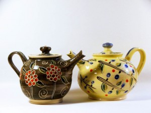 2 teapots 